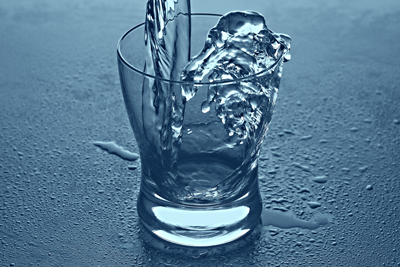 Analisi dell'acqua potabile Acqua potabile versata in un bicchiere