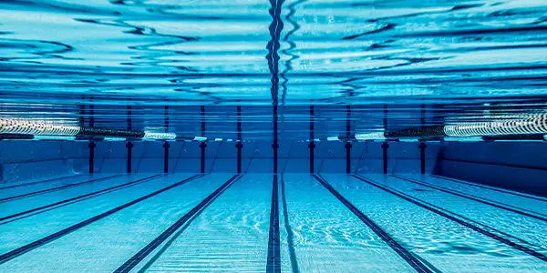 L'acqua limpida di una piscina